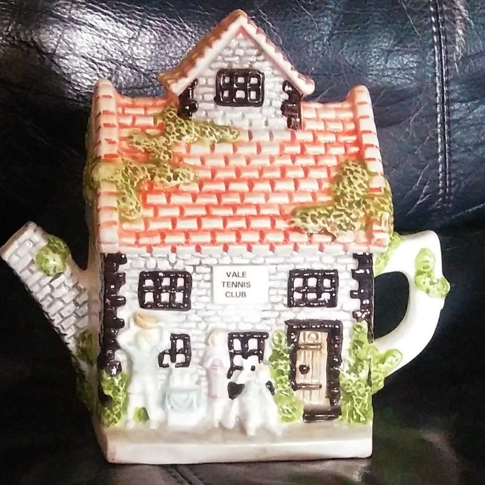 Leonardo Tennis teapot-Vale Tennis Club